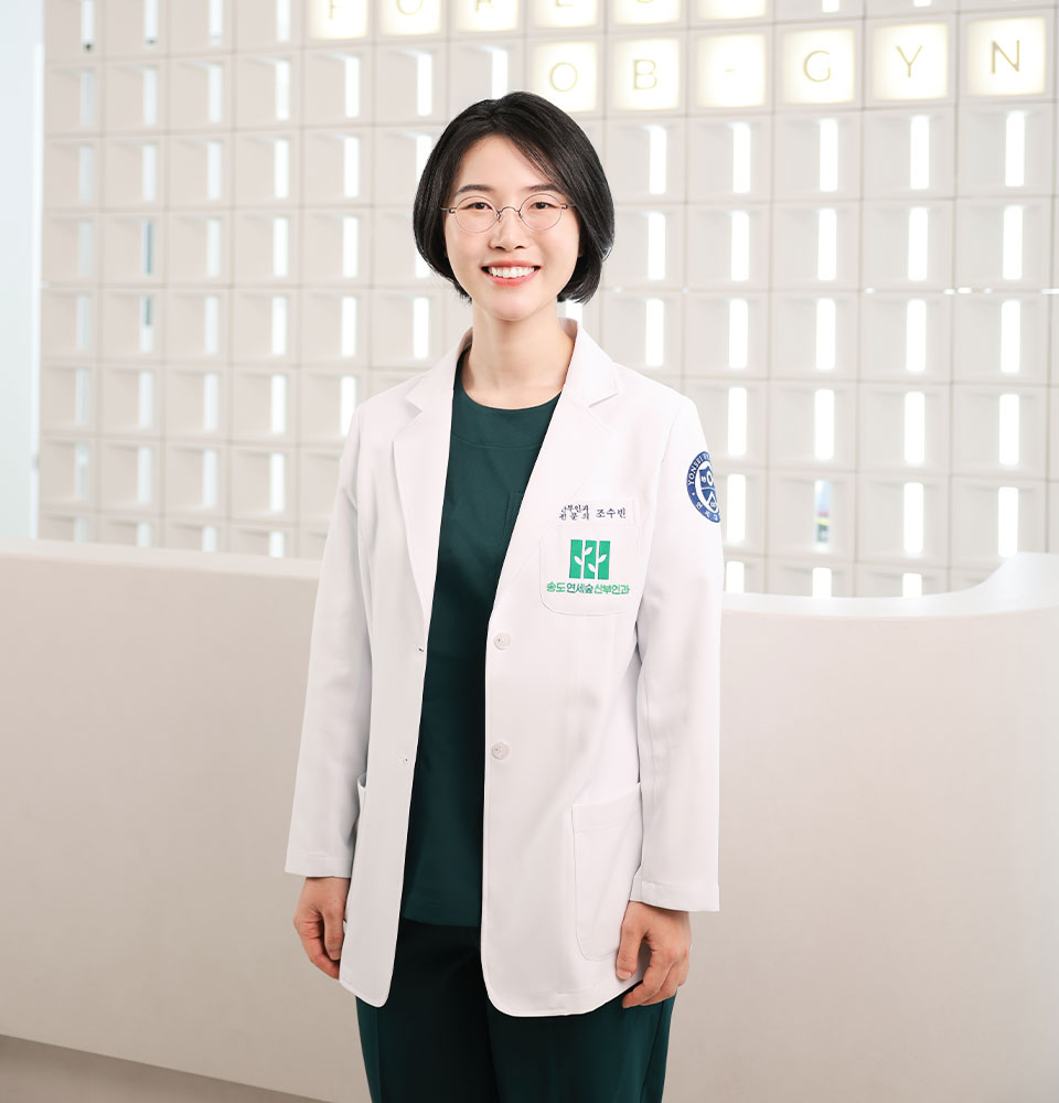환자를 진료하는 조수빈 산부인과 전문의